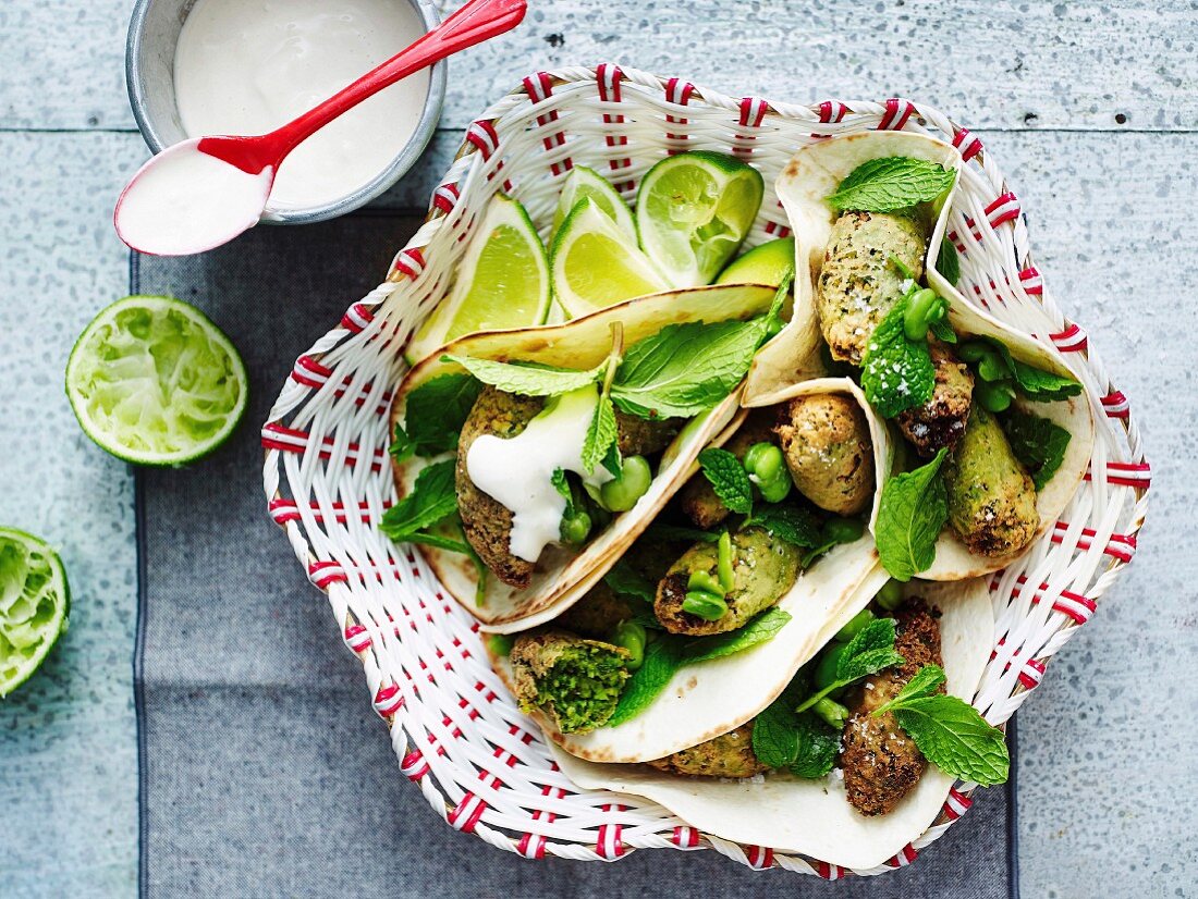 Falafel mit Tahini-Joghurt in Tortillas