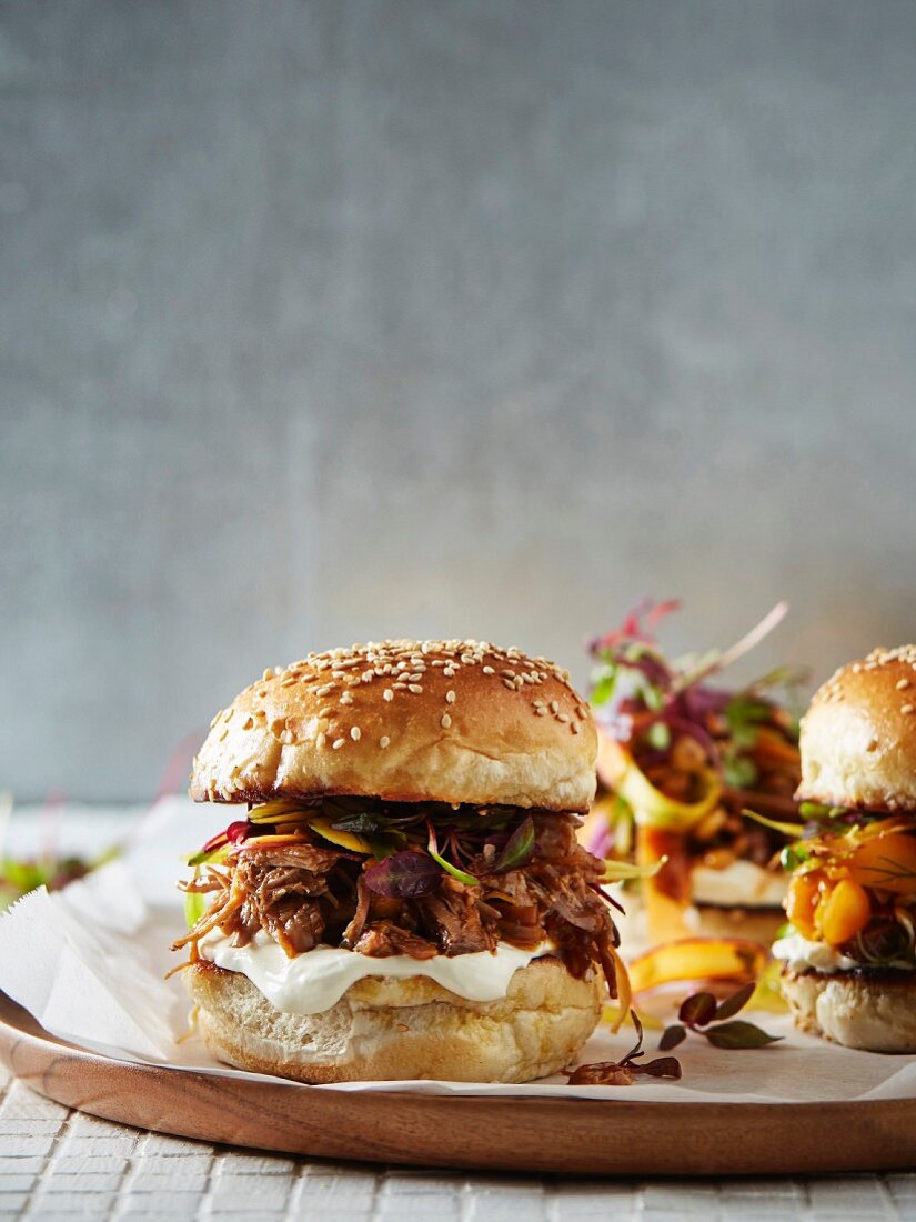 Sesambrötchen mit Pulled Pork und Kapstachelbeeren