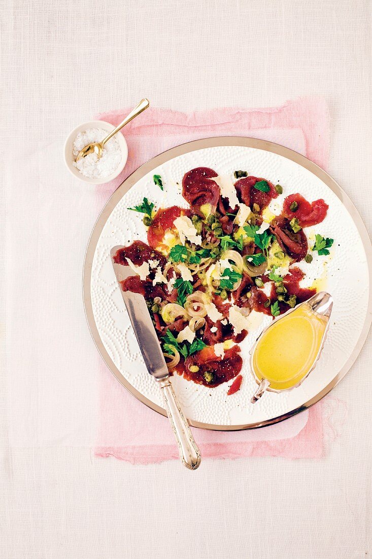 Straussen-Carpaccio mit Petersilie und Kapern