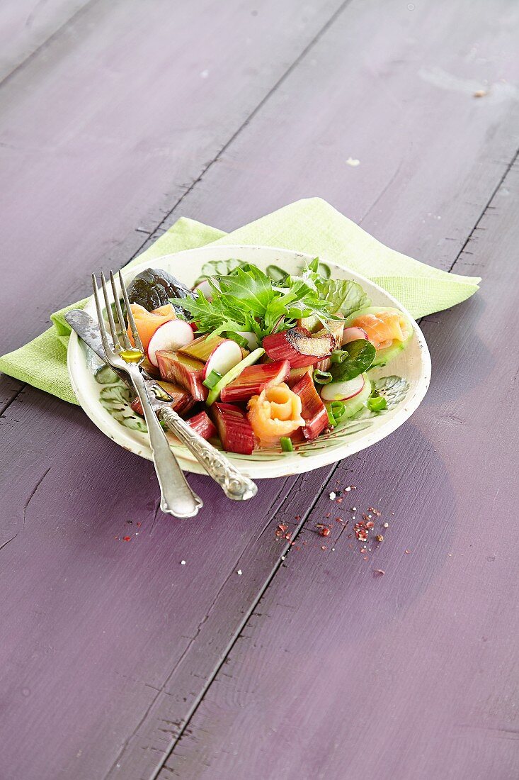 Rhubarb salad with smoked salmon