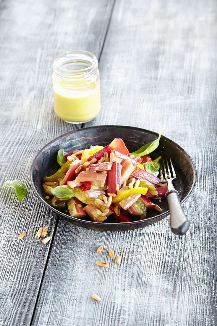 Rhabarbersalat mit Paprika und Pinienkernen