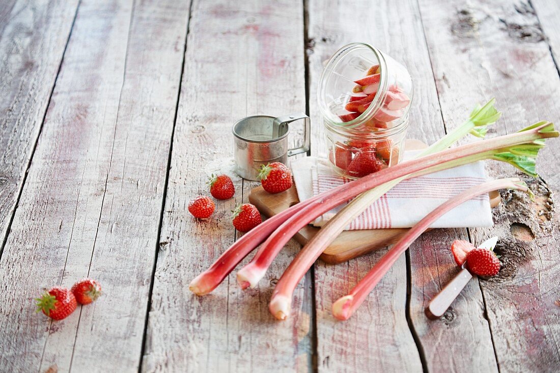 Stillleben mit frischem Rhabarber und Erdbeeren