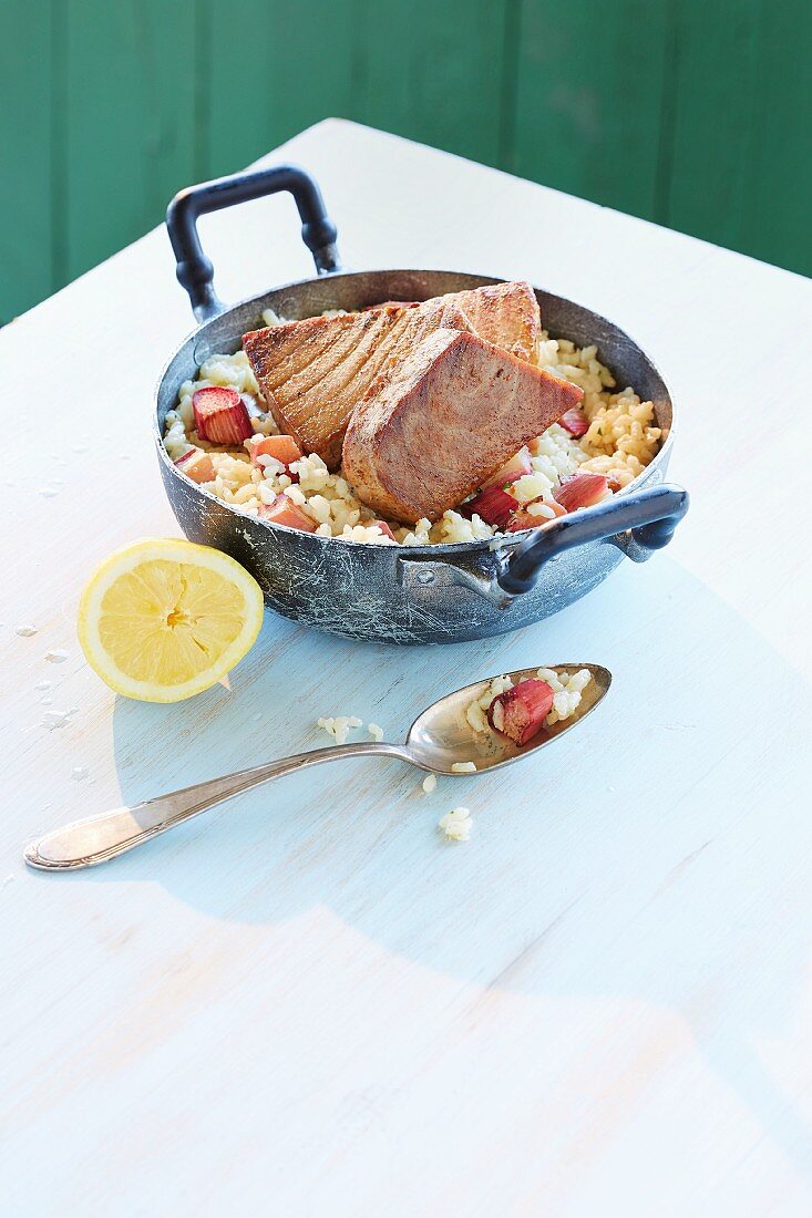 Risotto with rhubarb and tuna fish steaks