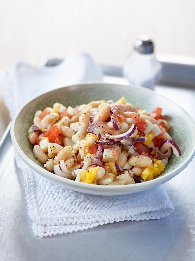 Salat von weissen Bohnen mit Ei und Tahin-Dressing