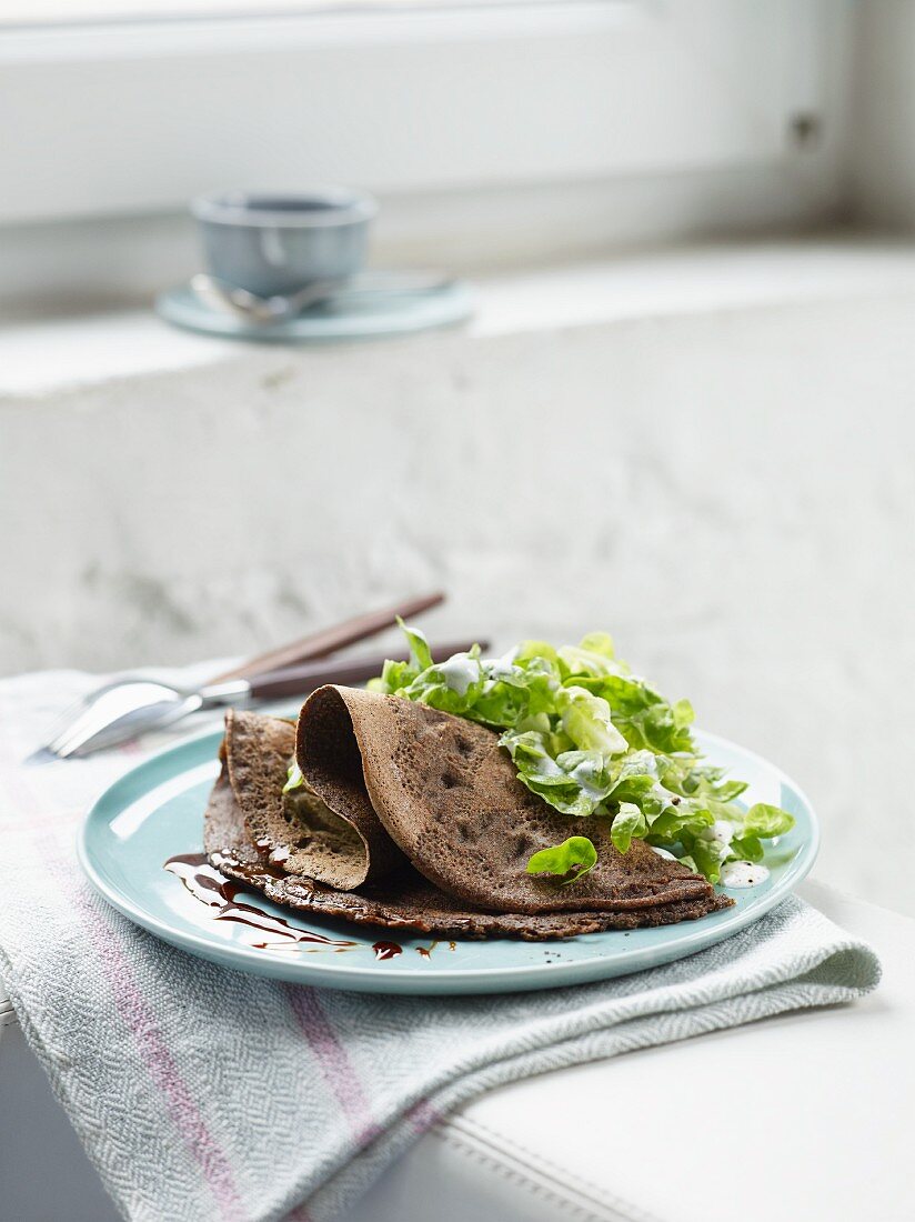 Westfälischer Buchweizenpfannkuchen mit grünem Salat