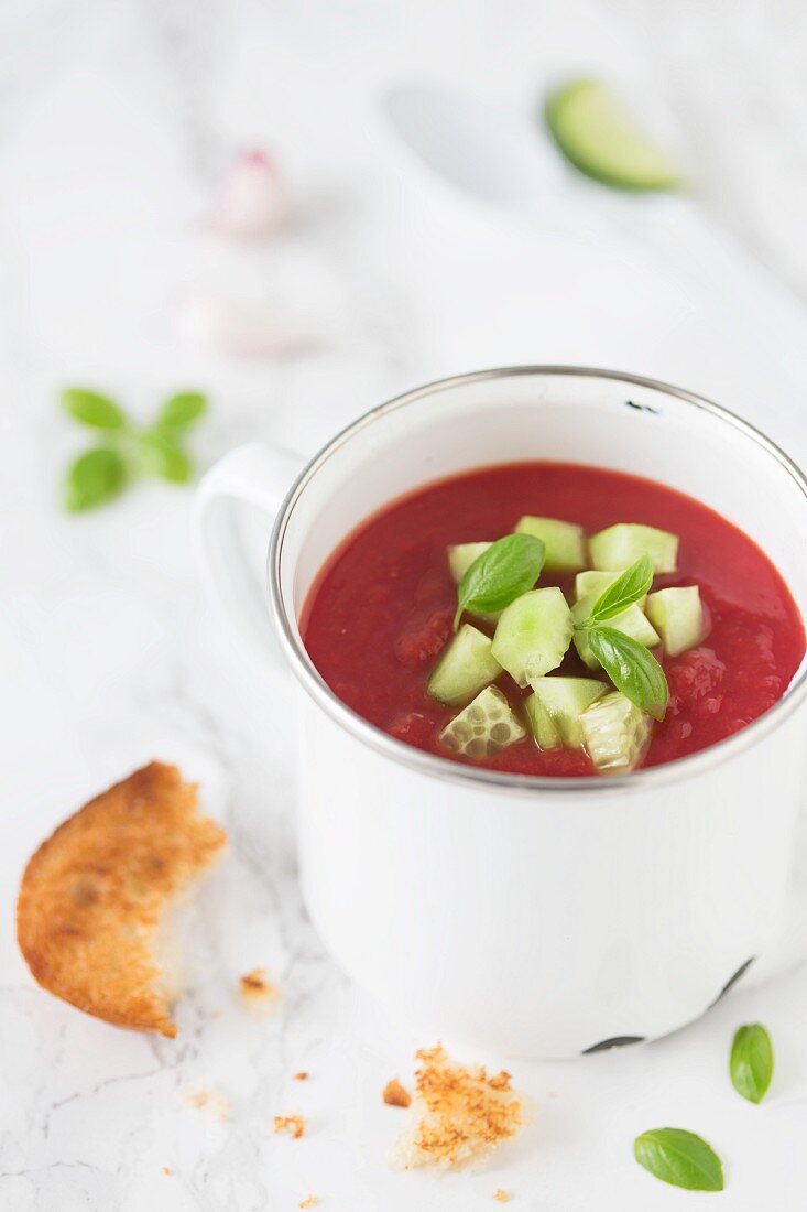 Tomaten-Gazpacho mit geschnittenen Gurken und Toast