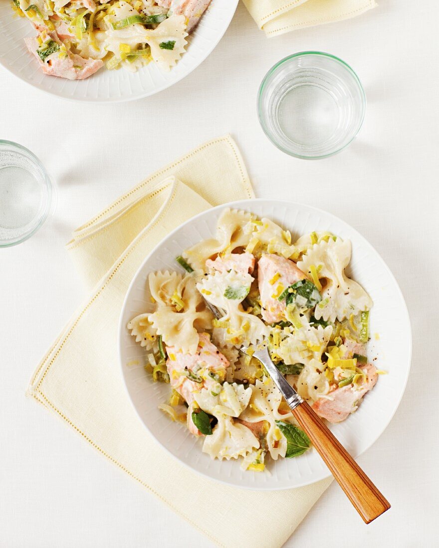 Farfalle mit Lachs, Lauch und Minze in Zitronen-Kapern-Sauce