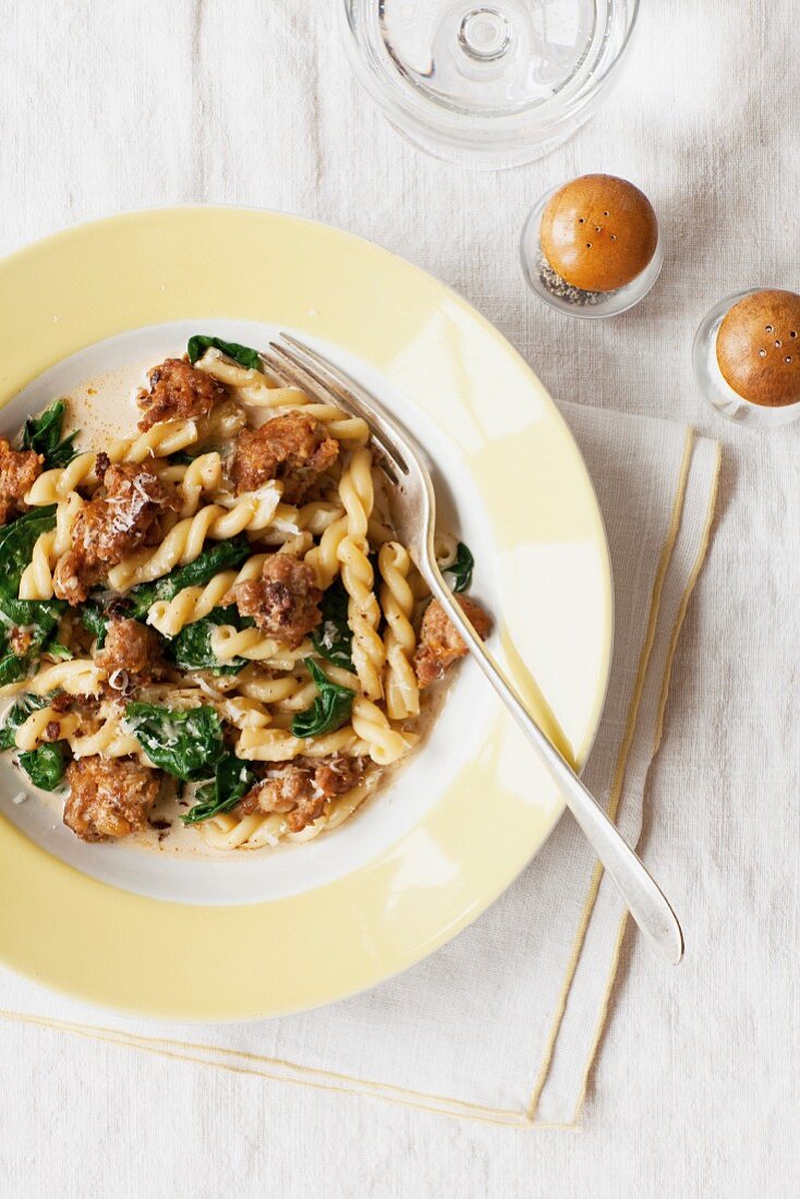 Würzige Gemelli mit Wurst und Spinat