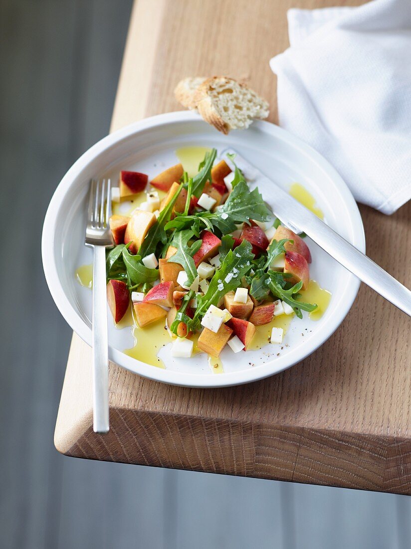Nectarines with rocket and goat's cheese