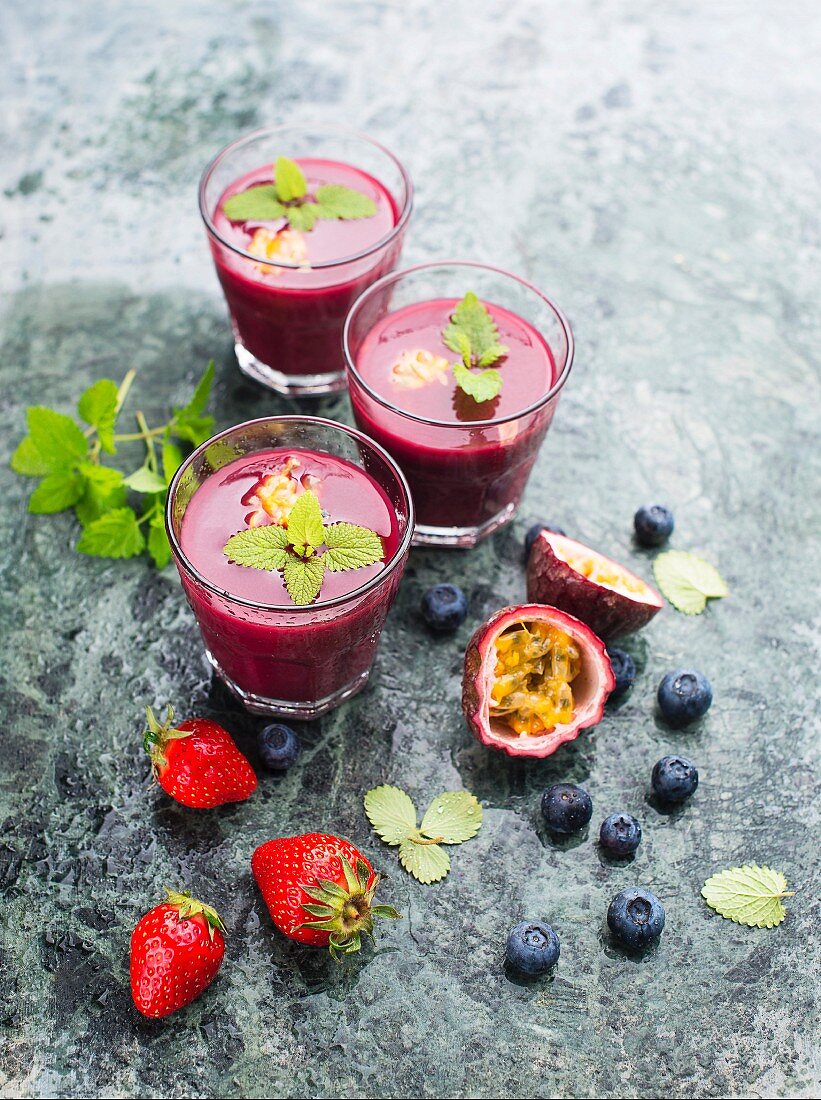 Beeren-Smoothies mit Passionsfrucht