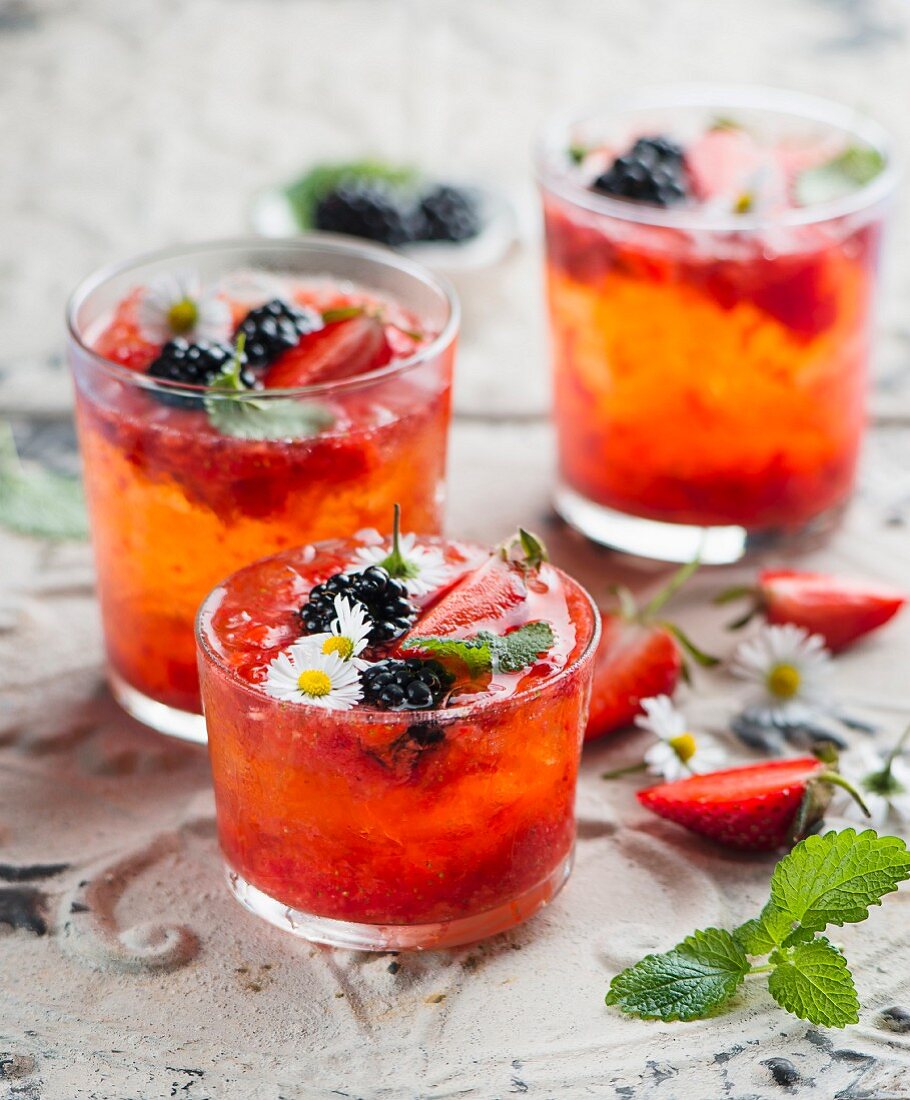 Strawberry lemonade with blackberries and daisies