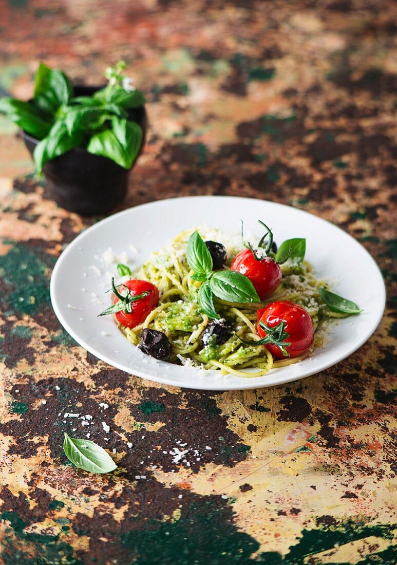 Spaghetti mit Pesto, Tomaten und Oliven