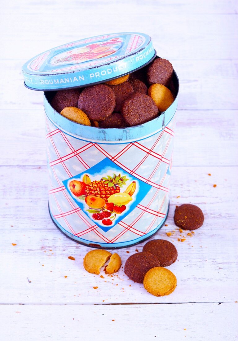 Chocolate biscuits and vanilla biscuits and a biscuit tin