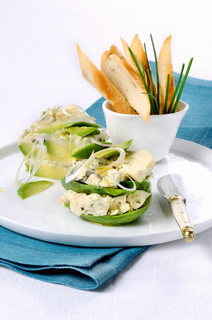 Avocado mit Roquefort und Zwiebel