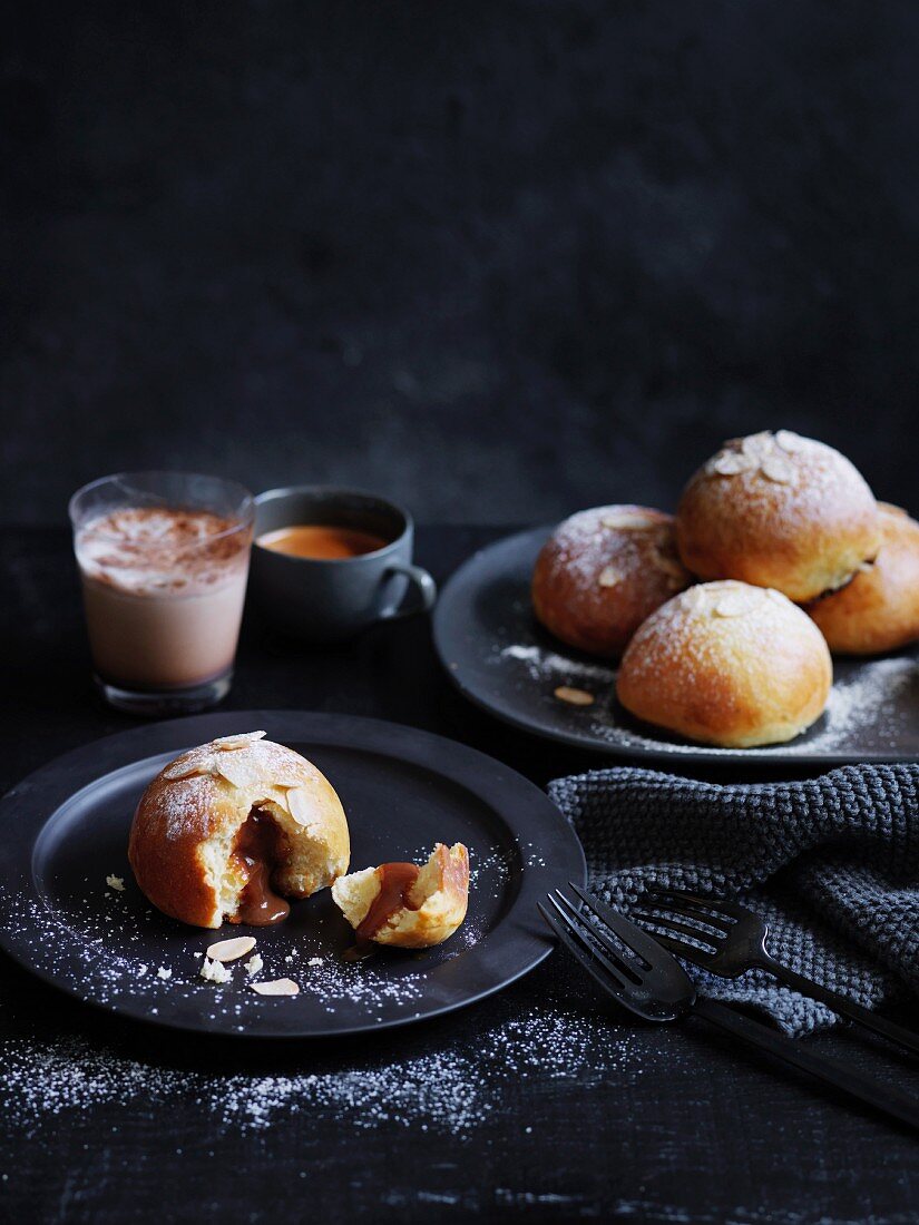 Karamell-Brioche-Brötchen mit Schokoladenfüllung zum Kaffee