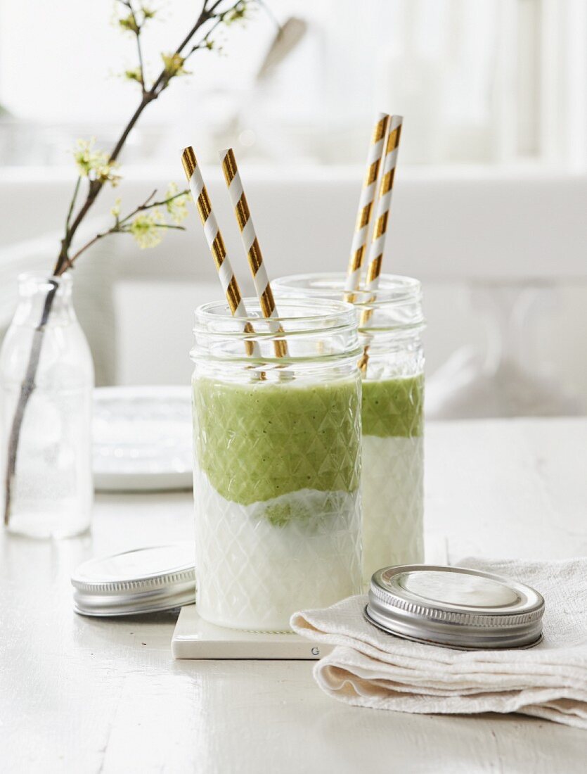 Grüner Smoothie mit Avocado und Matcha auf Joghurt im Glas
