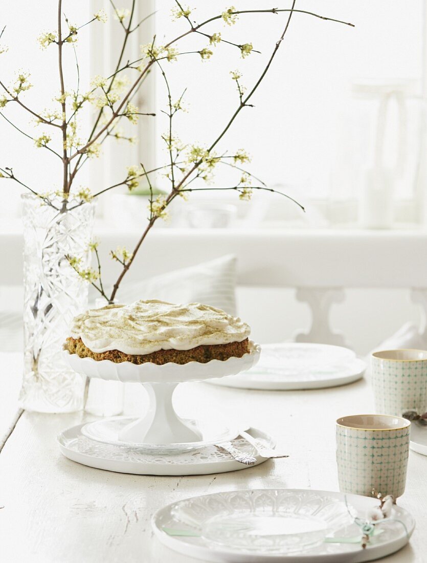 Kokos-Möhren-Kuchen mit Frischkäsehaube auf Kaffeetisch