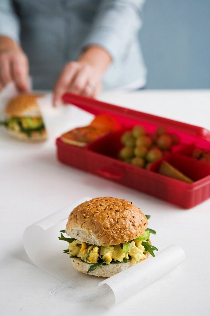 Brötchen mit Eiersalat für die Lunchbox