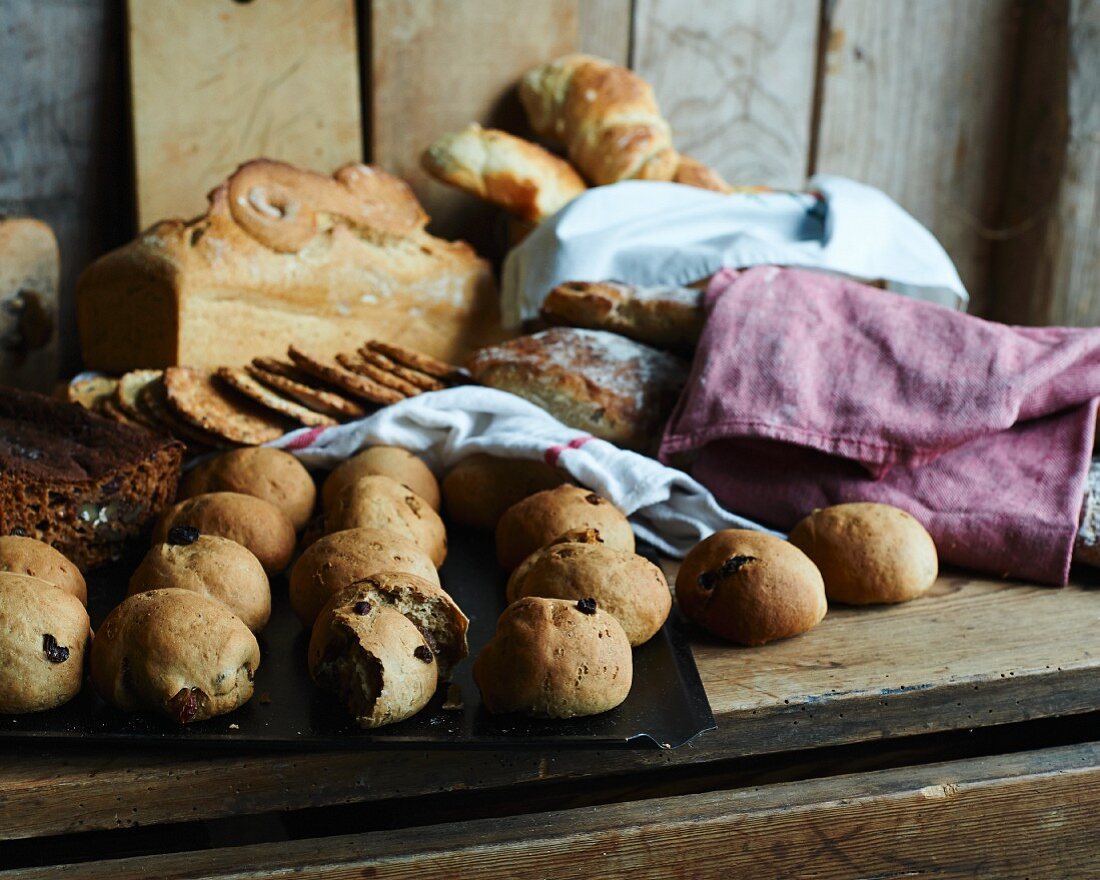 Roggenbrötchen mit Grünkohl und Kürbiskernen, dahinter diverse Brote