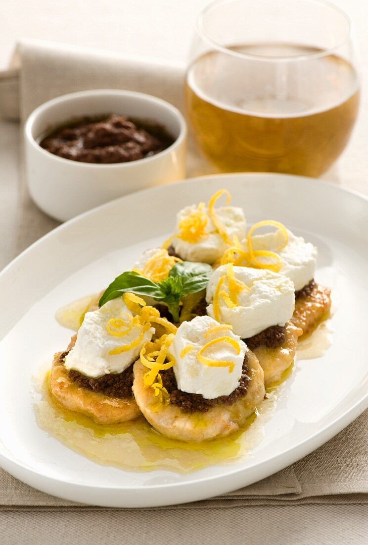 Kleine Hähnchenschnitzel mit Olivencreme, Ricotta und Zitronenzesten