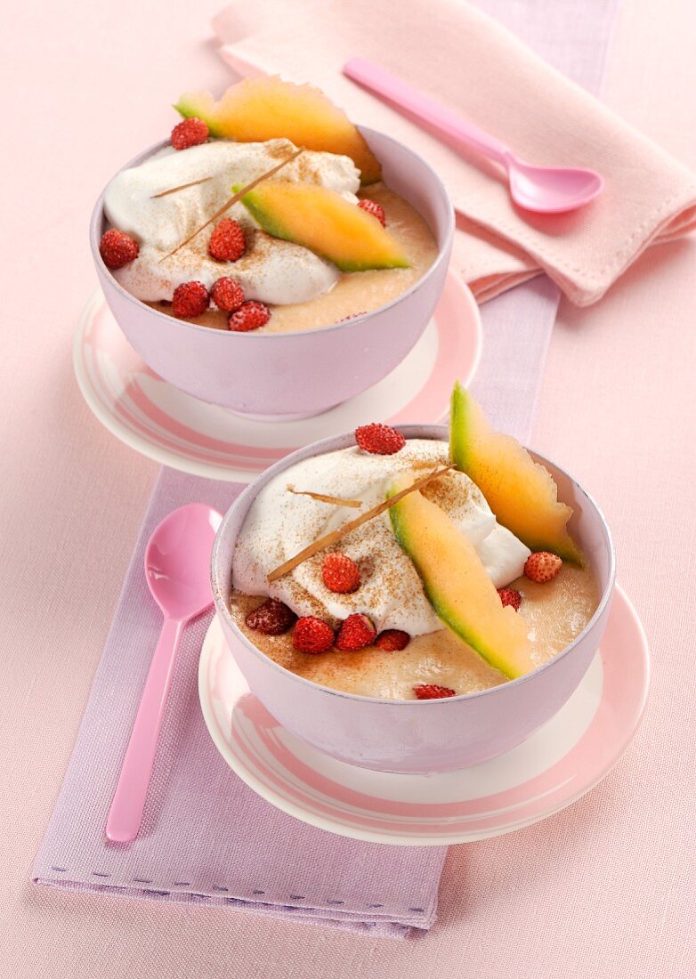 Melonensorbet mit Sahne und Erdbeeren