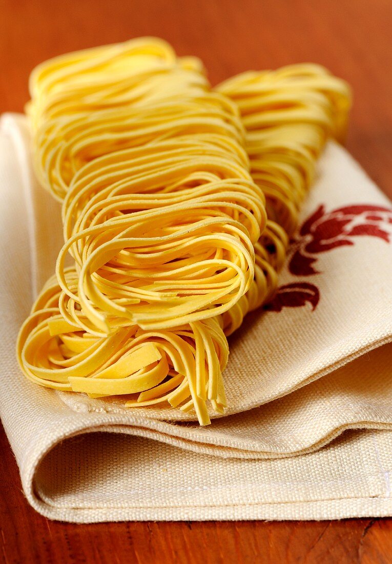 Tagliatelle auf Leinenserviette