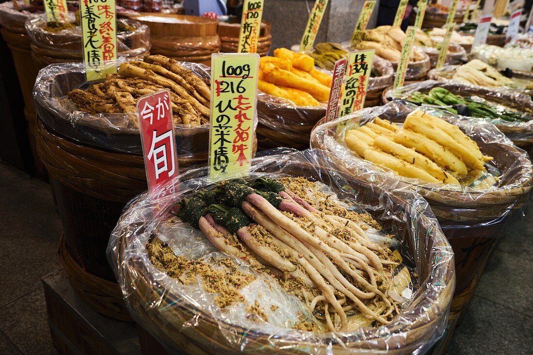 Rettiche auf dem Nishiki-Markt in Kyoto, Japan