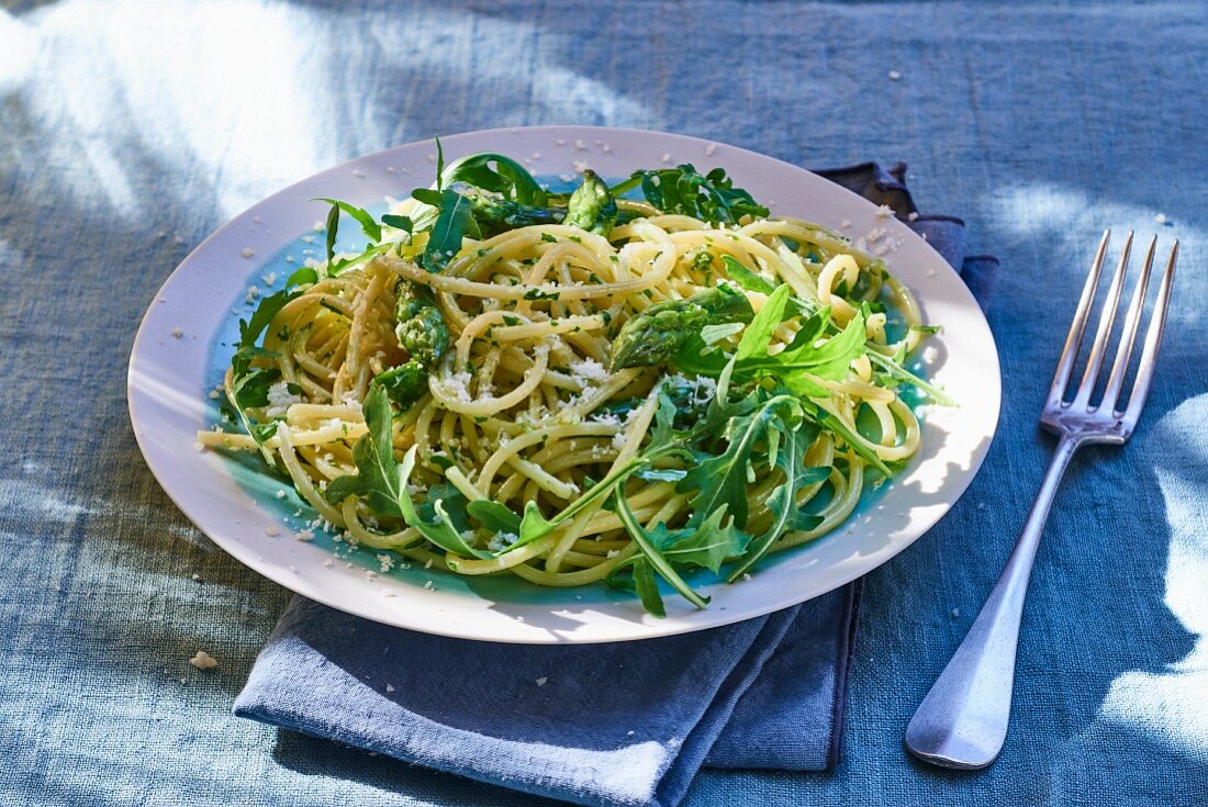 Spaghetti mit grünem Spargel und Rucola