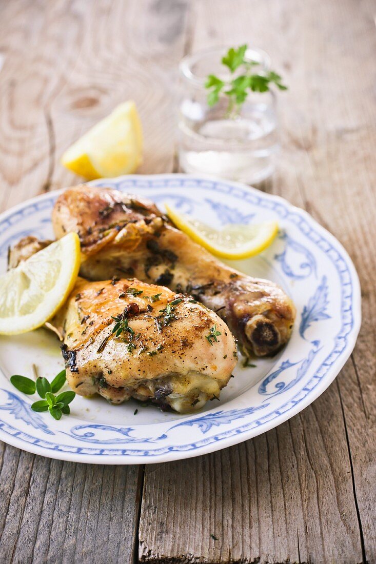 Hähnchenkeulen mit frischen Kräutern und Zitrone vom Grill