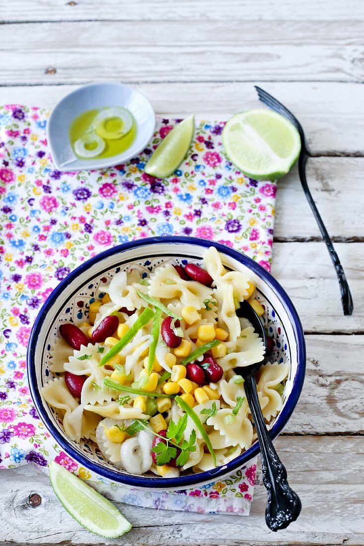 Kalter Farfalle-Salat mexikanische Art