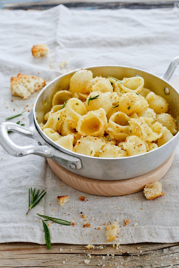 Pasta con la mollica (pasta with crispy breadcrumbs and Rosemary, Italy)