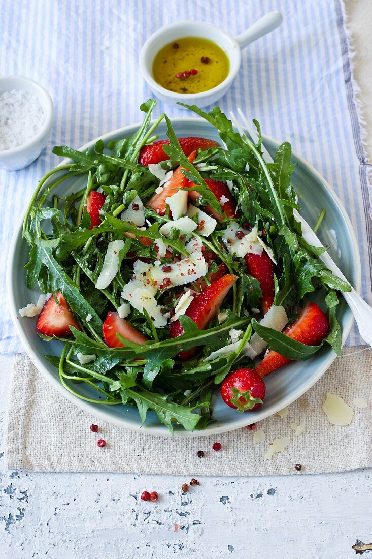 Rucolasalat mit Erdbeeren und Parmesan