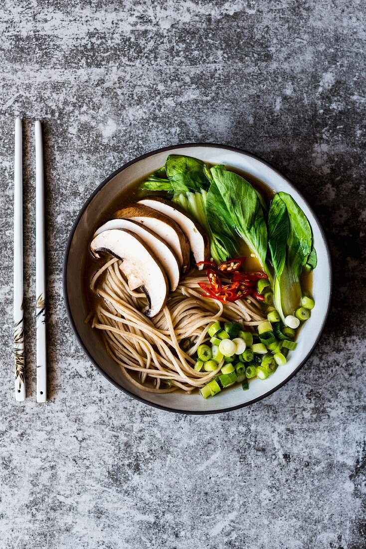 Ramen mit Gemüse, Nudeln und Chili