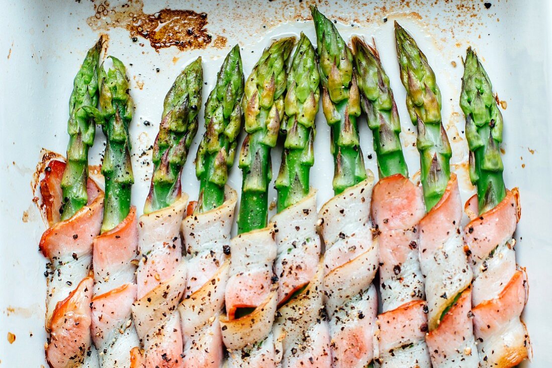Roasted asparagus wrapped in bacon (seen from above)