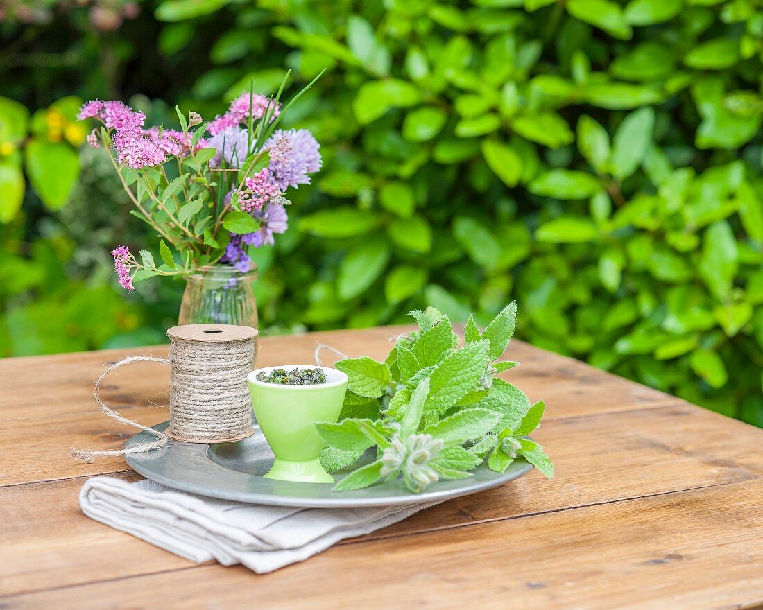 Borretsch und Blumenstrauss auf Gartentisch