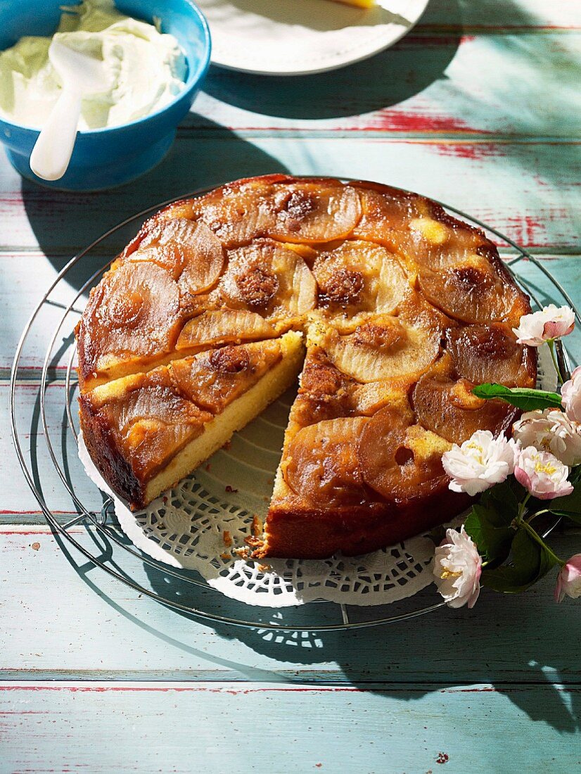 Vornehmes Picknick: karamellisierter Apfel-Buttermilch-Kuchen mit süssem Vanille-Mascarpone