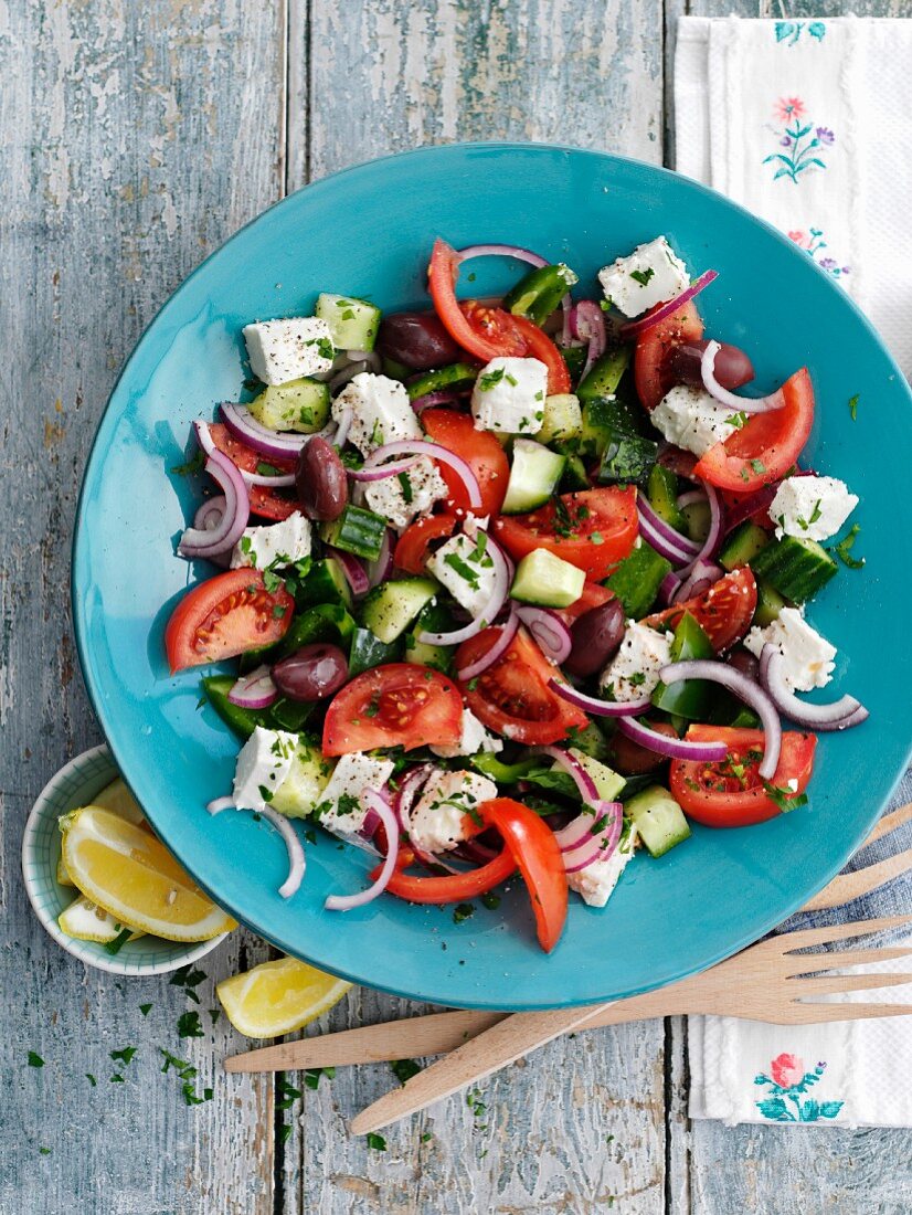 Griechischer Salat mit roten Zwiebeln und Feta