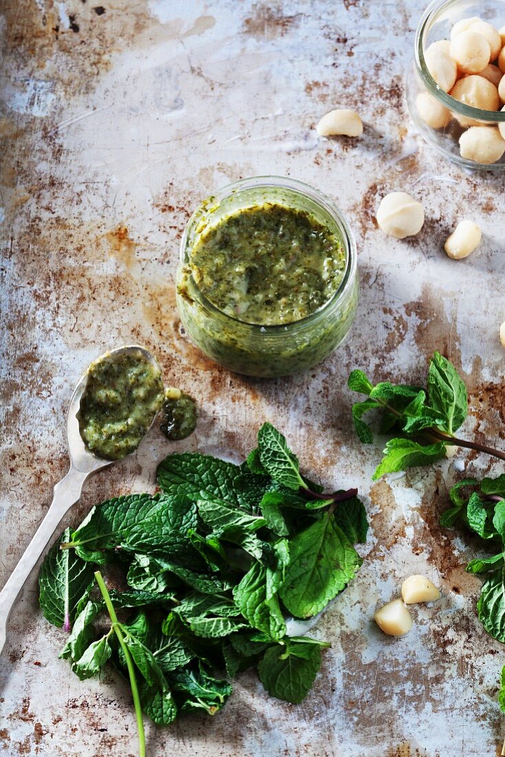 Mint pesto with macadamia nuts