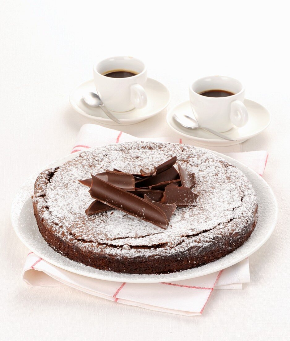 Dunkler Schokoladenkuchen und Espresso