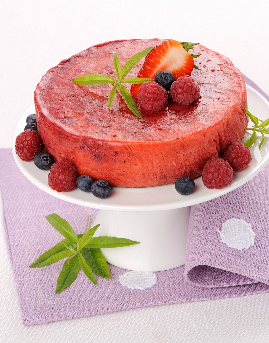 Cold berry cake