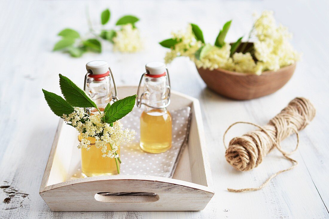 Selbstgemachter Holunderblütensirup mit frischen Holunderblüten