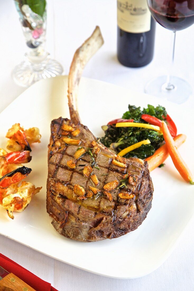 Gegrilltes Tomahawk Steak mit Beilagen