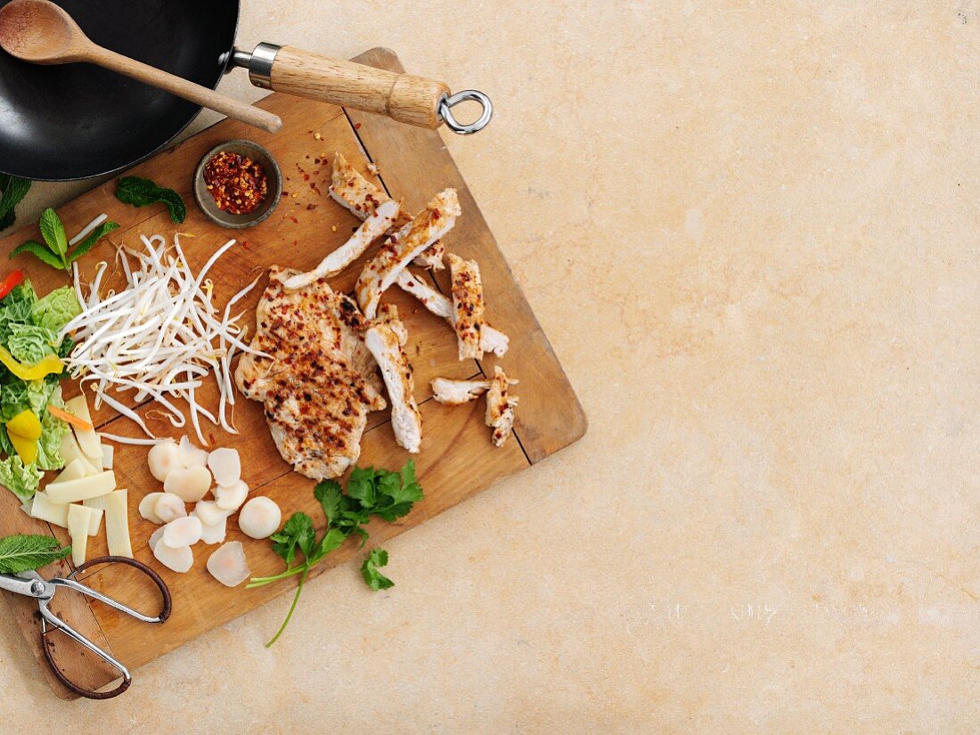 Grillhähnchen, Gemüse und Gewürze als Zutaten für Hähnchenpfanne