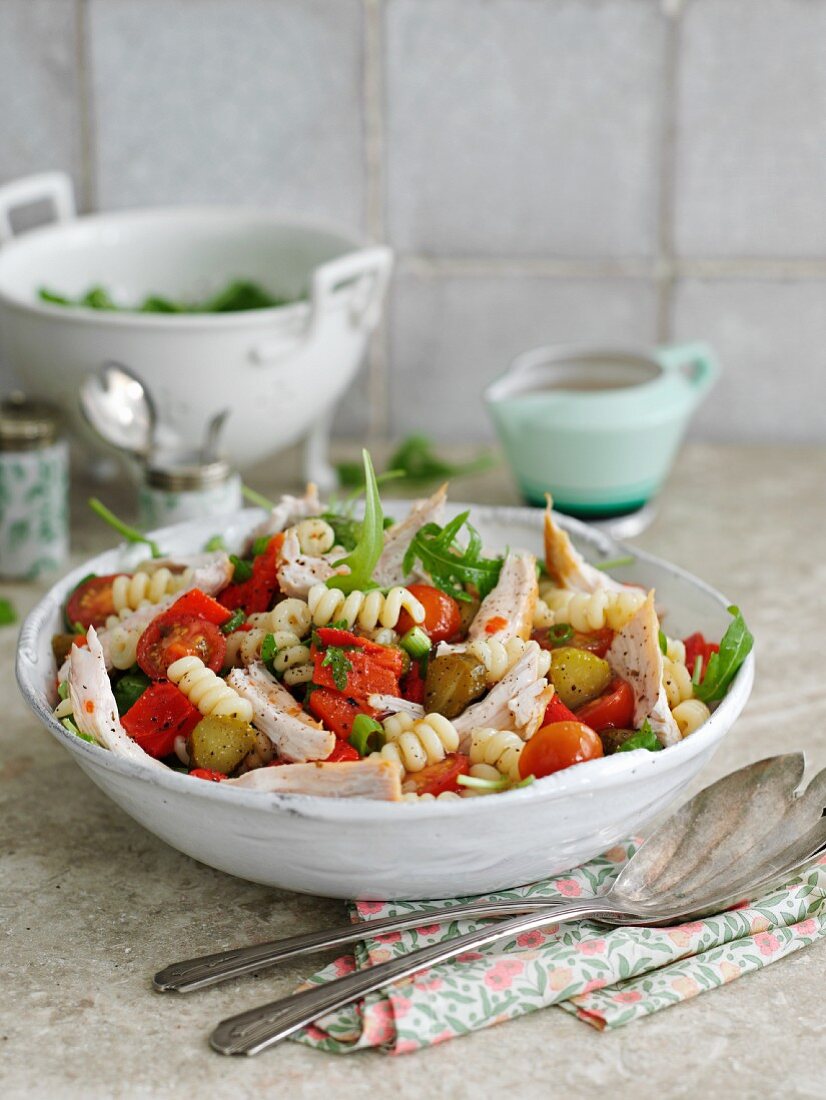 Quick pasta salad with chicken, tomatoes and gherkins