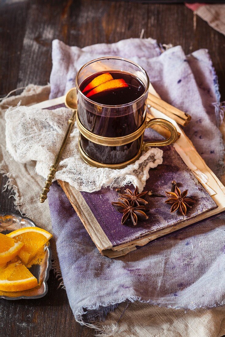 Glühwein mit Orangenscheiben und Gewürzen