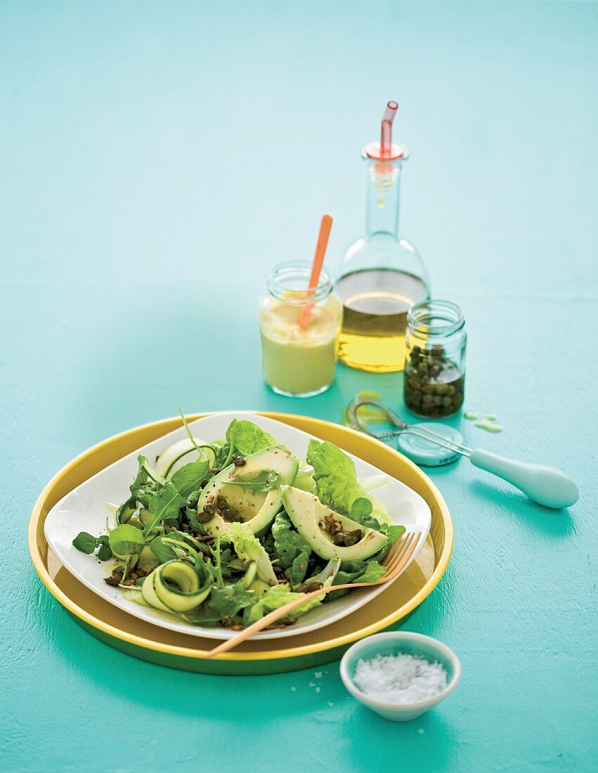 Grüner Salat mit Zucchini, Avocado, Kapern und Senfvinaigrette
