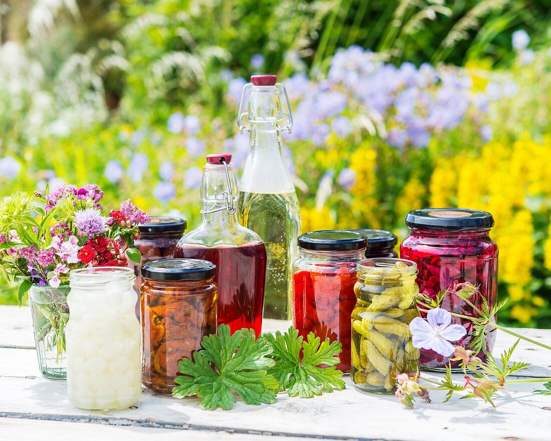 Eingemachtes Gemüse in Gläsern, aromatisierter Essig und Öl