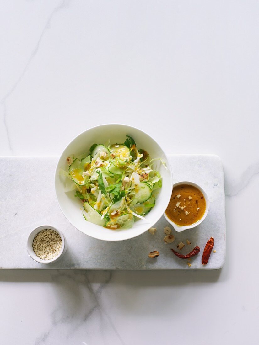 Cabbage salad with cucumber and a peanut sauce (Asia)