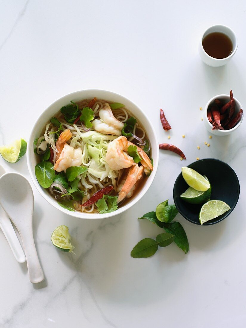 Pho Bo mit Garnelen (Suppe mit Reisnudeln, Vietnam)