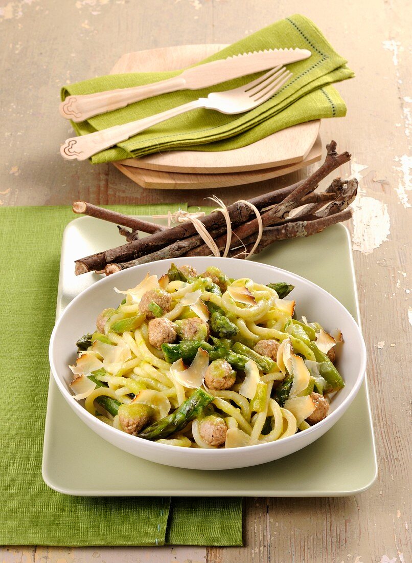 Bigoli con asparagi e polpettine (Nudeln mit Spargel und Fleischbällchen, Italien)